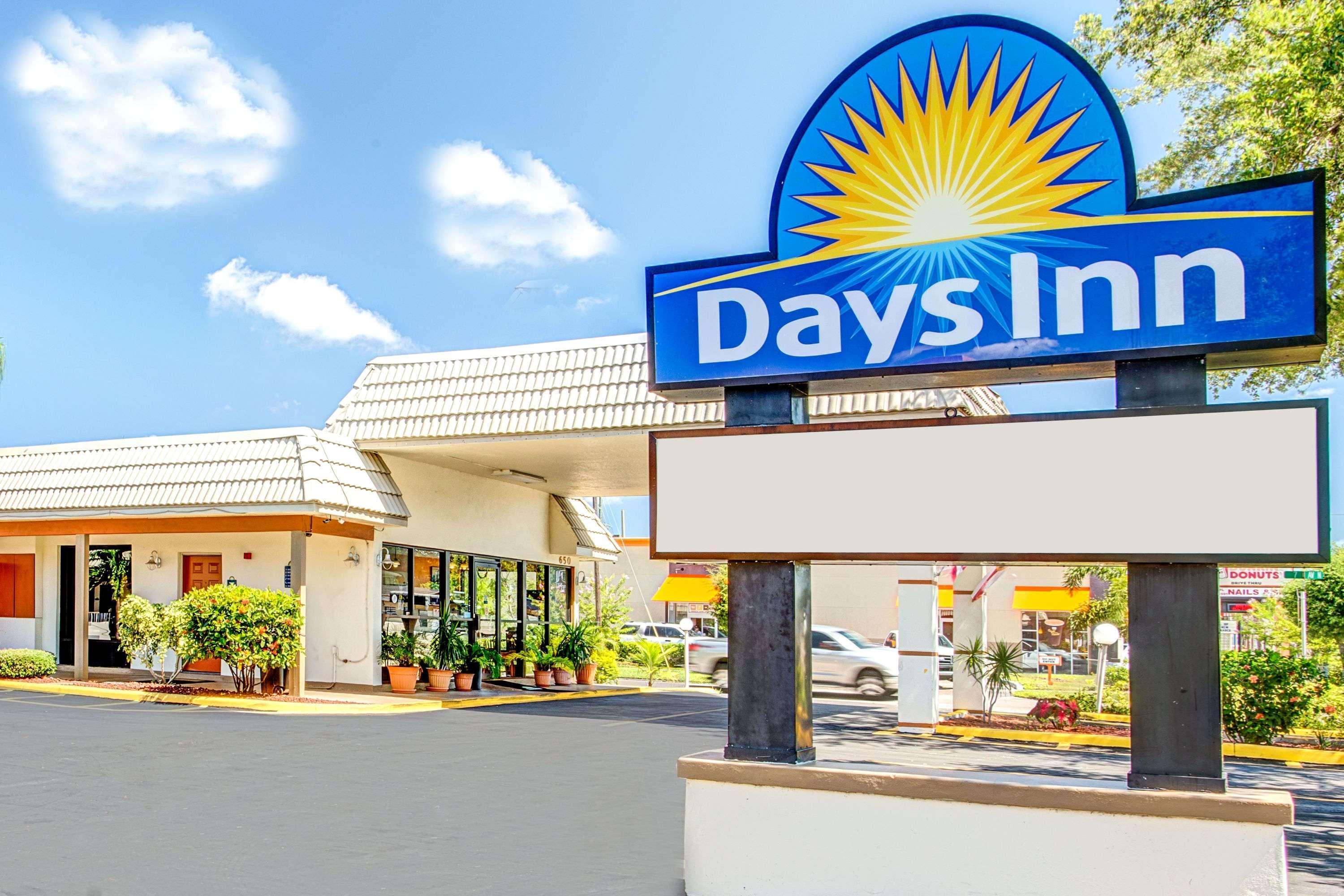 Days Inn By Wyndham St. Petersburg Central Экстерьер фото